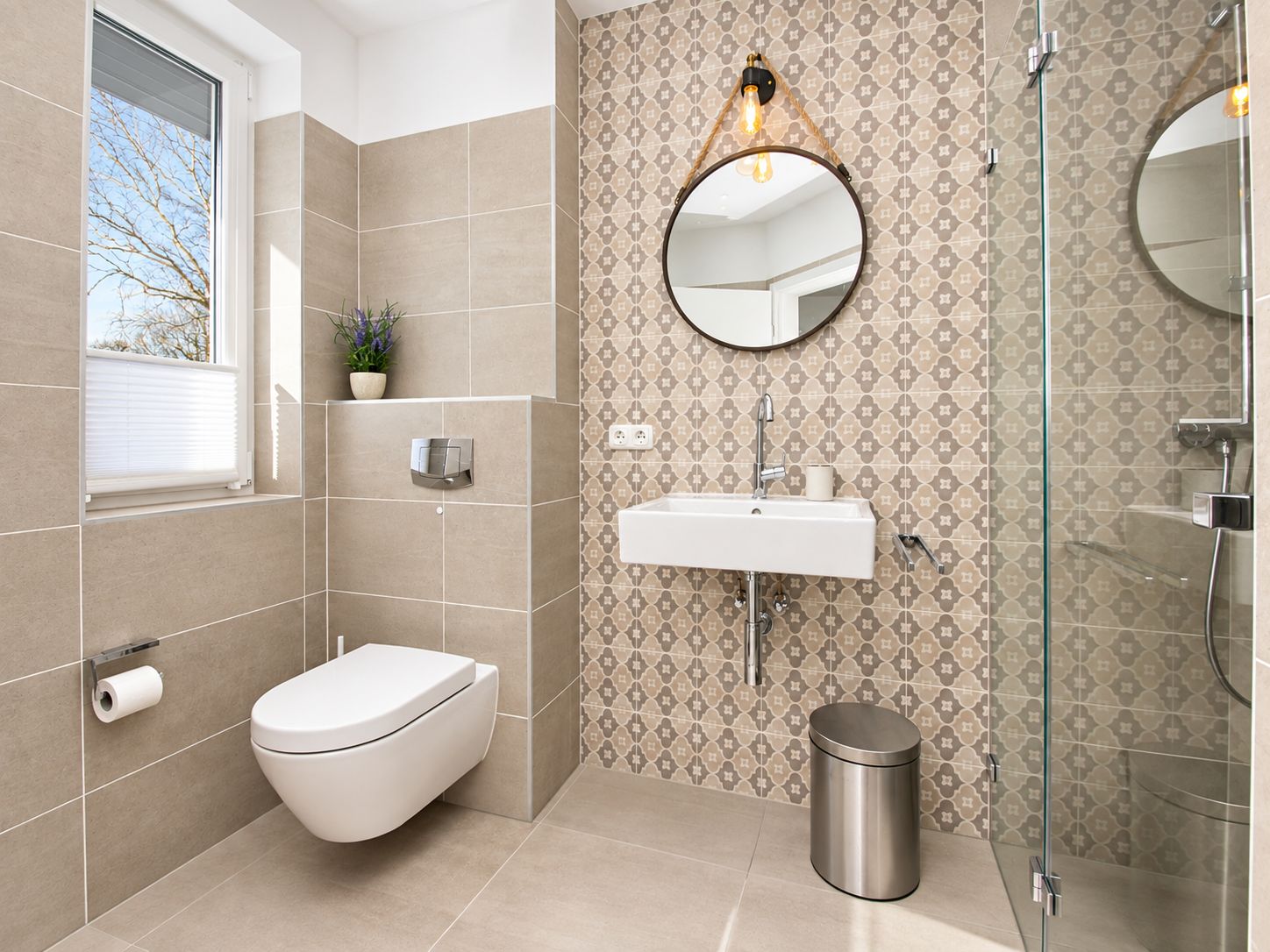 Bad mit Dusche und WC