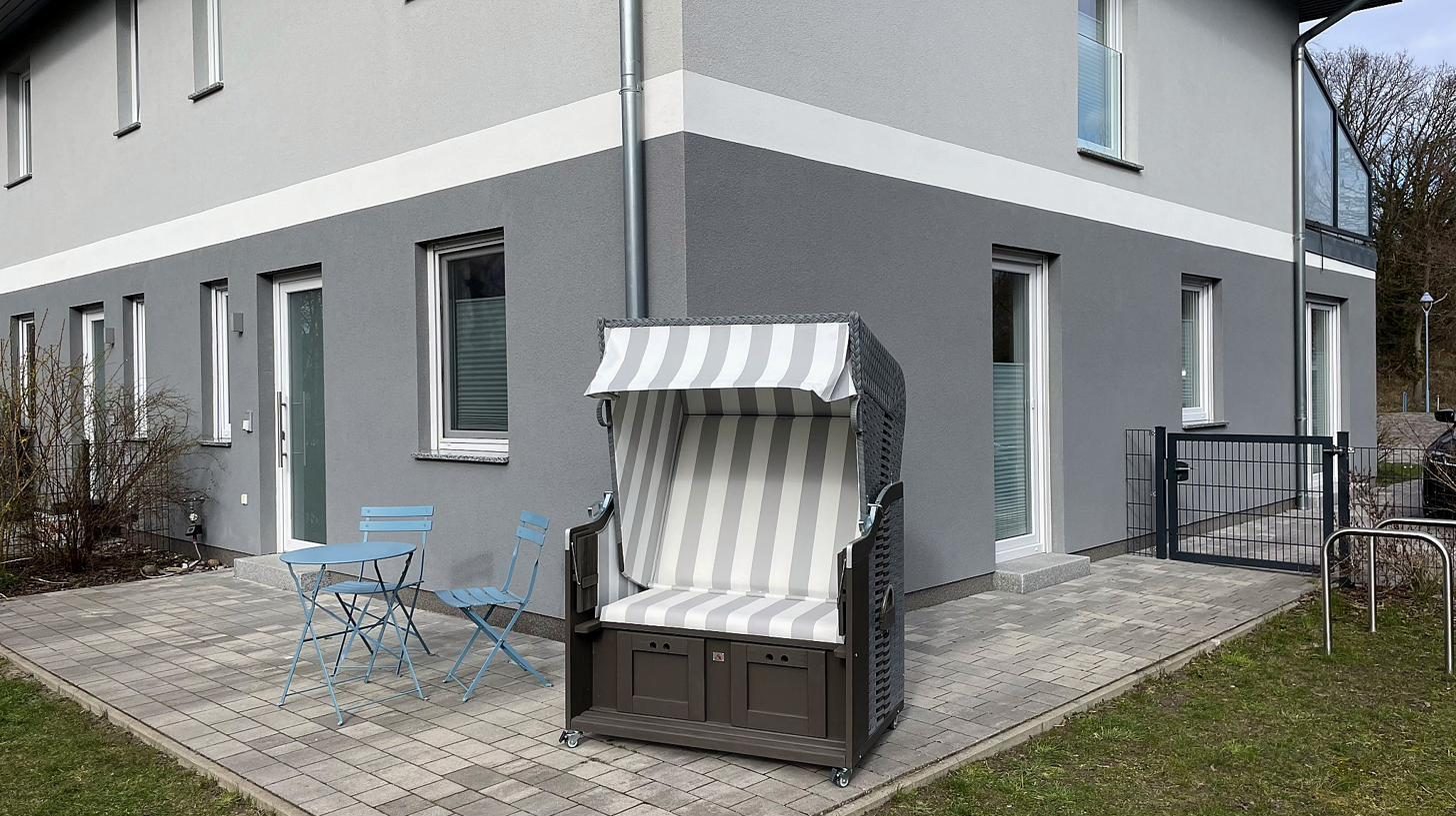 Terrasse mit Strandkorb im eingezäunten Garten