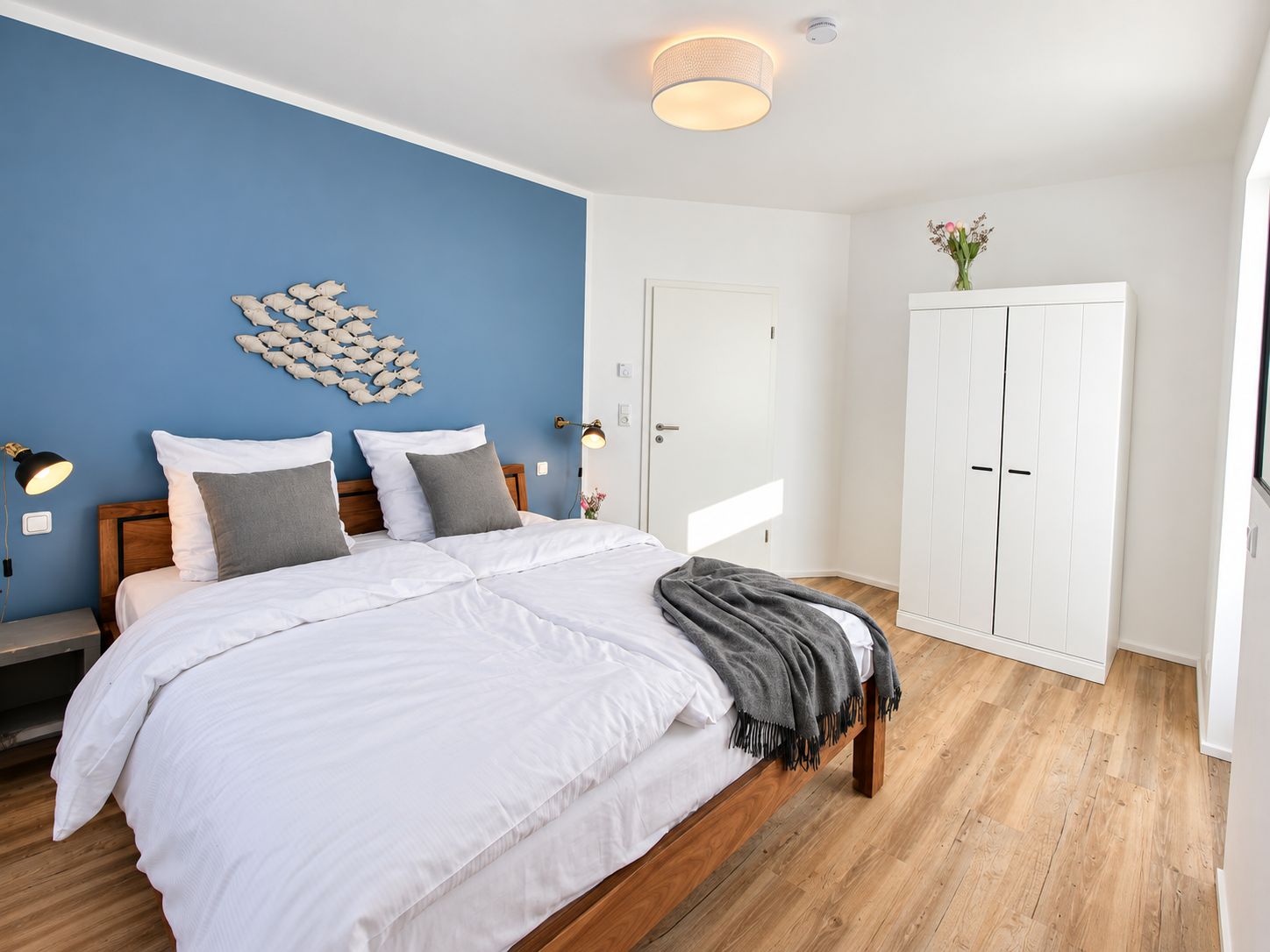 Schlafzimmer mit blauer Wand