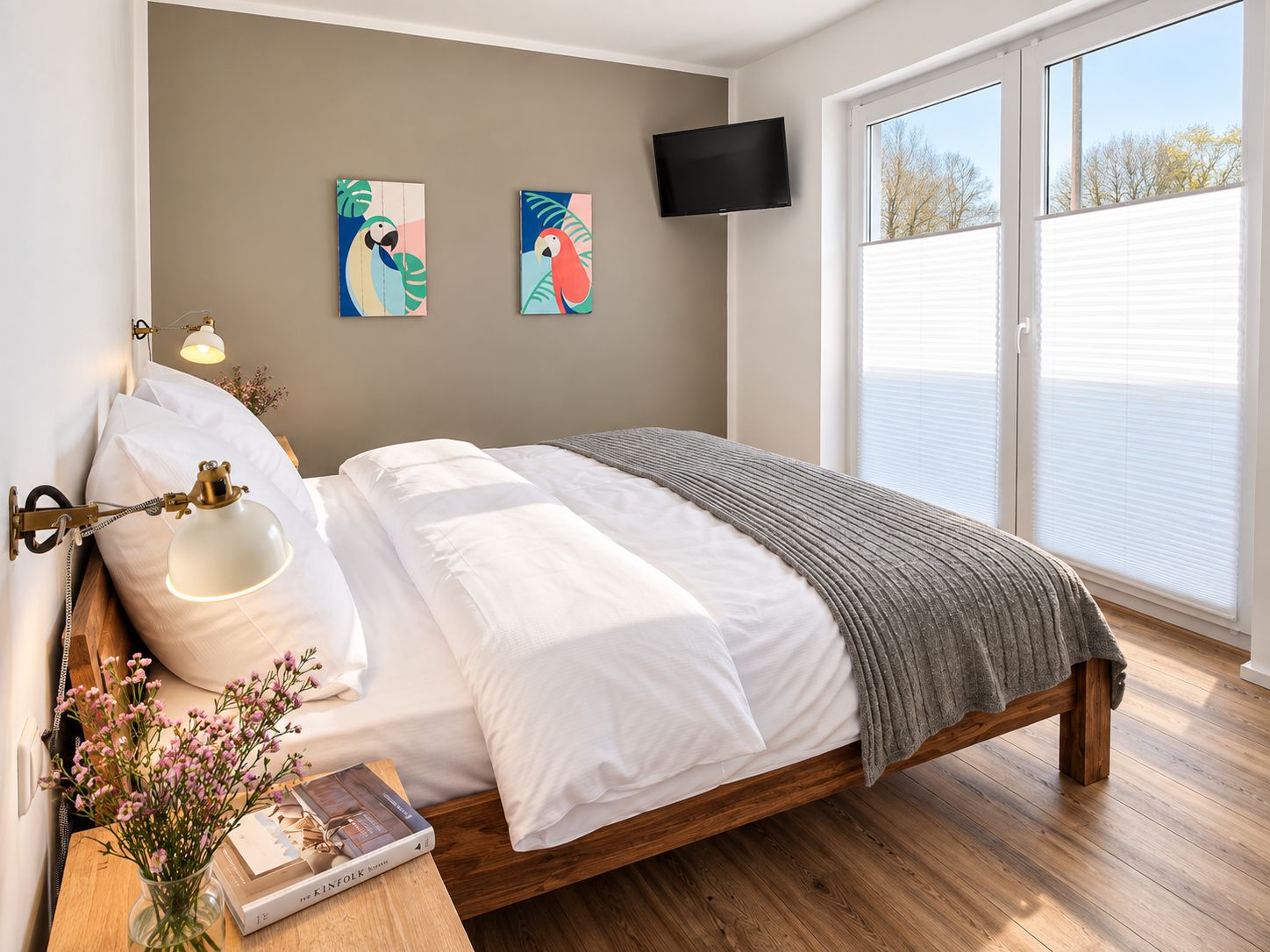 Schlafzimmer mit Holzbett