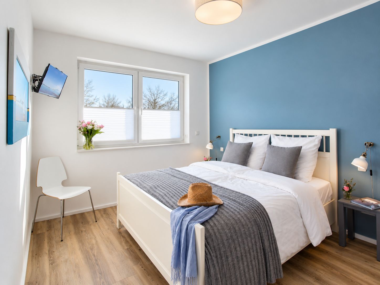 Schlafzimmer mit weißem Bett