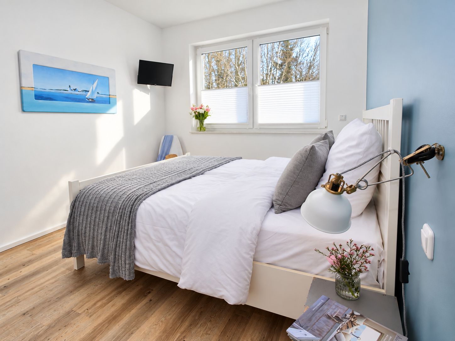 Schlafzimmer mit Bild an der Wand