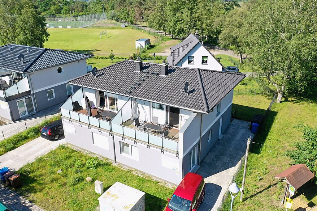 Luftaufnahme der Sealodge mit Garten