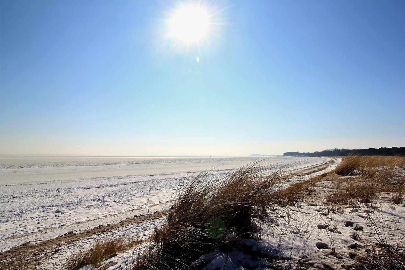 Südstrand im Winter mit Schnee in den Dünen