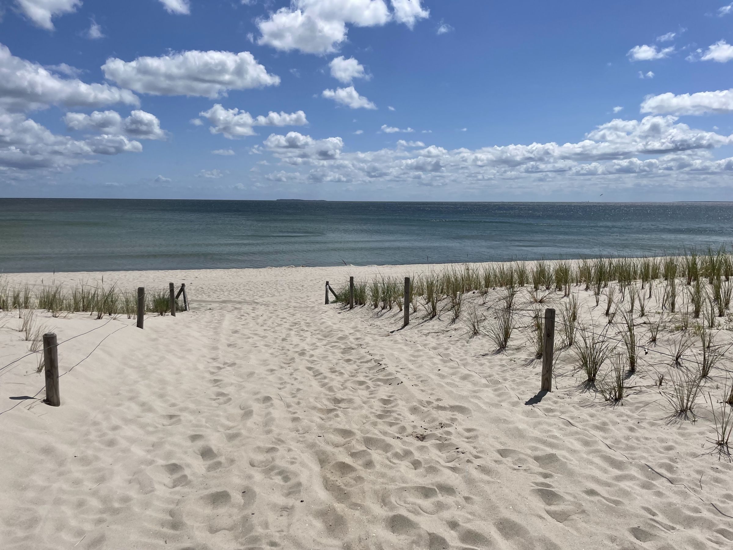 Strandzugang durch die Dünen zum Südstrand von Göhren, blauer Himmel und Ostsee